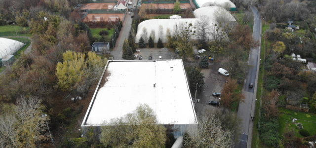 Zdjęcie ilustruje wygląd dachu z papy po wykonaniu renowacji z użyciem systemu żywic poliuretanowych Hyperdesmo od Alchimica