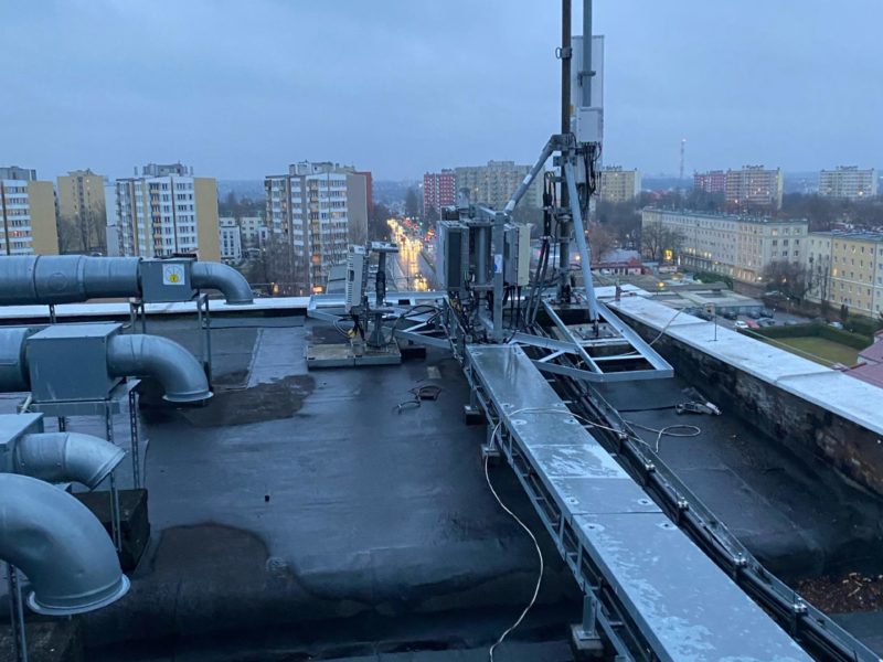 Zdjęcie ilustruje dach płaski bloku mieszkalnego w Lublinie przed renowacją w systemie płynnych membran poliuretanowych Hyperdesmo