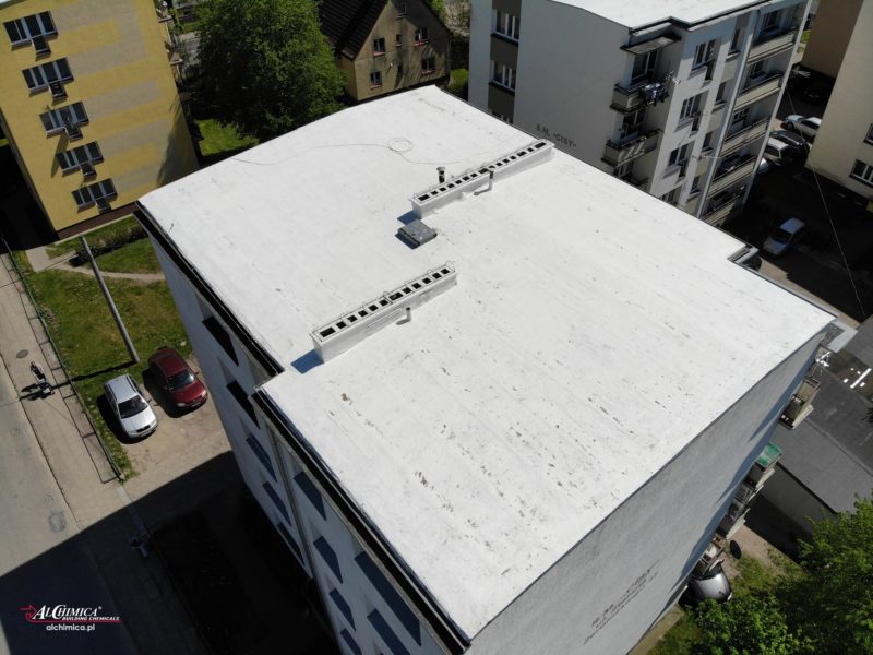 Zdjęcie ilustruje trzy dachy spółdzielni mieszkaniowej Cisy w Nowogardzie, które w latach 2022/23 przeszły renowację w systemie płynnych membran poliuretanowych Hyperdesmo