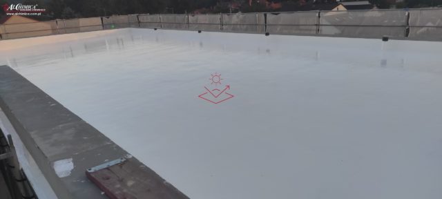 Zdjęcie ilustruje dach betonowy po aplikacji płynnej membrany Hyperdesmo ADY-610 o wysokich parametrach refleksyjności promieni słonecznych