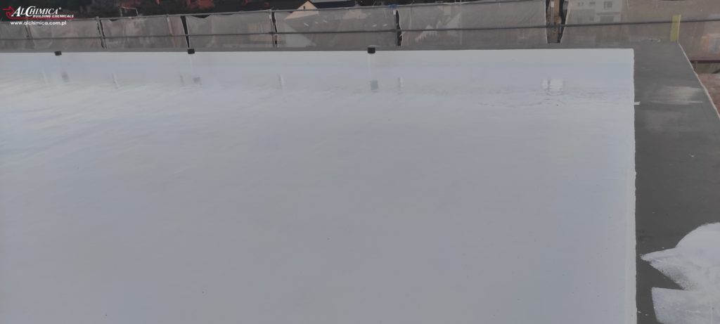 Zdjęcie ilustruje dach betonowy po aplikacji płynnej membrany Hyperdesmo ADY-610
