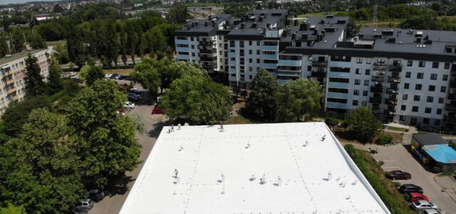 Dach płaski hali sklepu Biedronka po renowacji w systemie Hyperdesmo