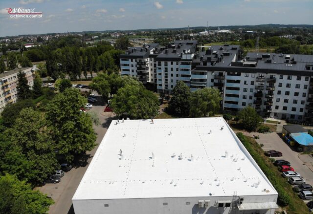 Dach płaski hali sklepu Biedronka po renowacji w systemie Hyperdesmo