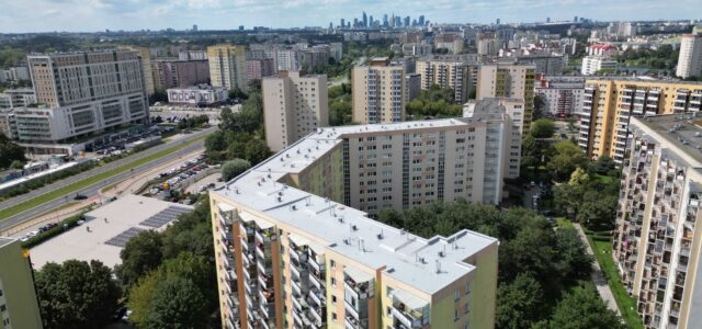 Warszawa Gocław - zdjęcie ilustruje dach z papy po wykonaniu aplikacji płynnej membrany poliuretanowej Hyperdesmo Alpha Aliphatic