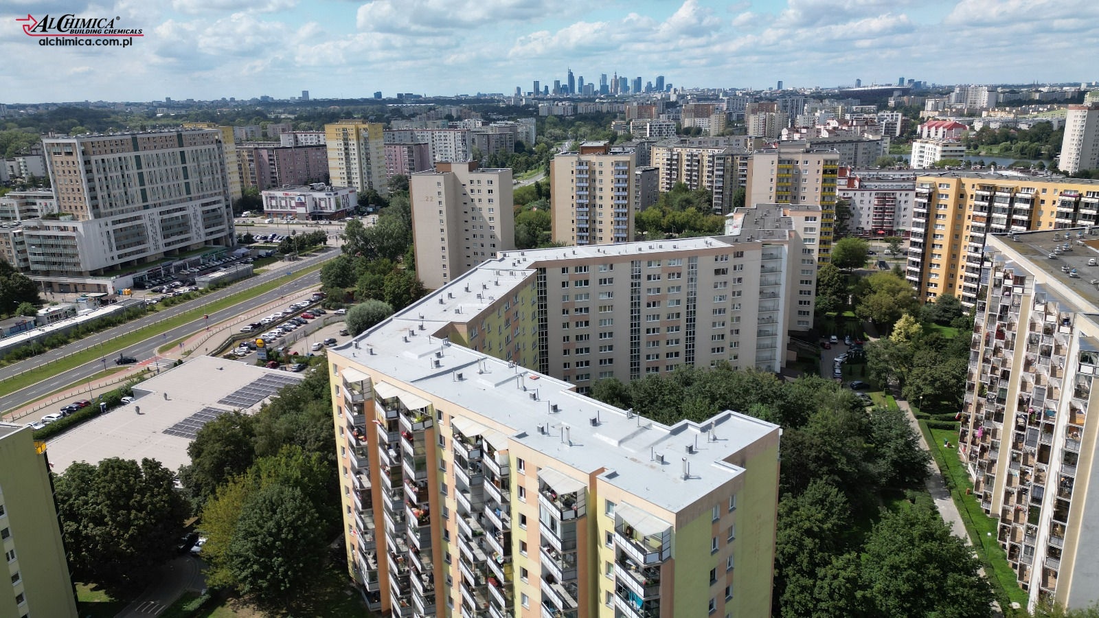 Warszawa Gocław - zdjęcie ilustruje dach z papy po wykonaniu aplikacji płynnej membrany poliuretanowej Hyperdesmo Alpha Aliphatic
