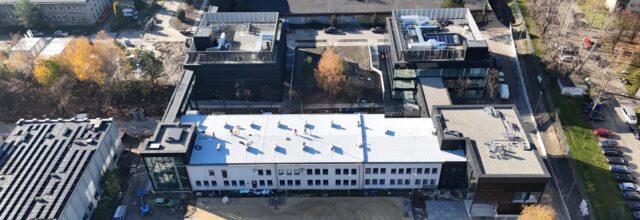 Obraz ilustruje budynek Archiwum Państwowego w Katowicach po zakończeniu prac renowacyjnych pokrycia dachu w systemie Hyperdesmo