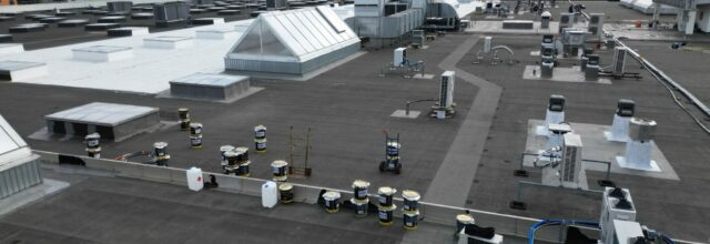 Dach wielkopowierzchniowy podczas renowacji w systemie hyperdesmo