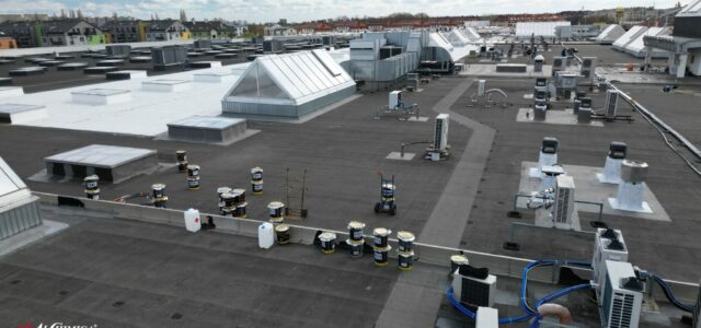 Dach wielkopowierzchniowy podczas renowacji w systemie hyperdesmo