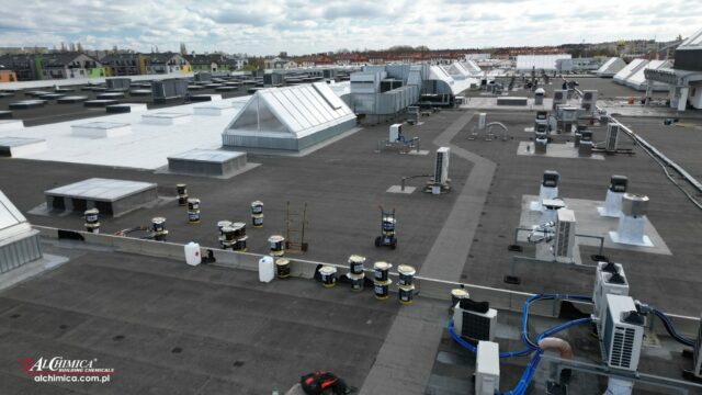 Dach wielkopowierzchniowy podczas renowacji w systemie hyperdesmo