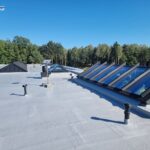 Nowoczesny minimalizm - w tym stylu wybudowano willę, której dach wymagał interwencji z użyciem Hyperdesmo Alpha Aliphatic