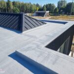 Nowoczesny minimalizm - w tym stylu wybudowano willę, której dach wymagał interwencji z użyciem Hyperdesmo Alpha Aliphatic