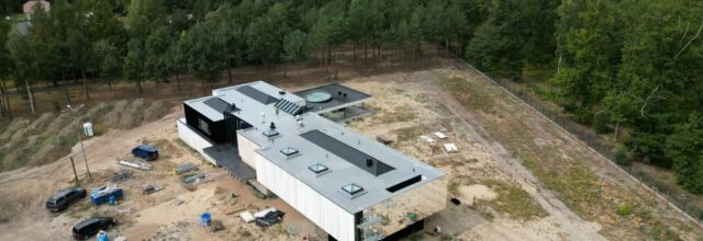 Nowoczesny minimalizm - w tym stylu wybudowano willę, której dach wymagał interwencji z użyciem Hyperdesmo Alpha Aliphatic