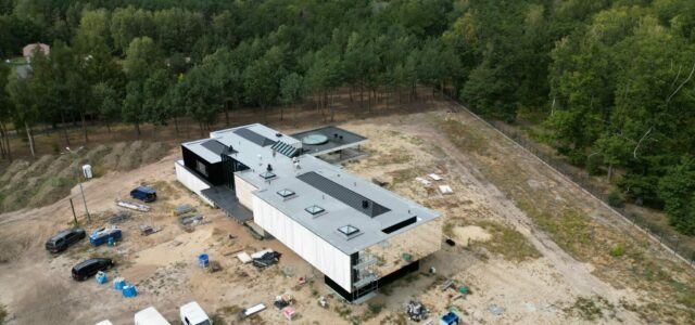 Nowoczesny minimalizm - w tym stylu wybudowano willę, której dach wymagał interwencji z użyciem Hyperdesmo Alpha Aliphatic