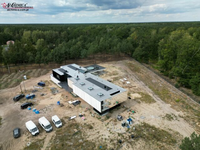 Nowoczesny minimalizm - w tym stylu wybudowano willę, której dach wymagał interwencji z użyciem Hyperdesmo Alpha Aliphatic