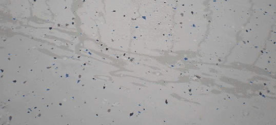 posadzka z płatkami dekoracyjnymi